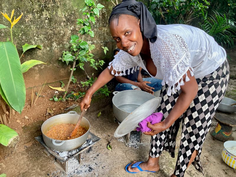 料理をするアフリカ女性